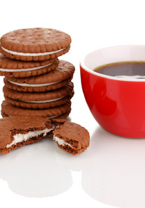 巧克力饼干与奶油层和杯咖啡上白色隔离