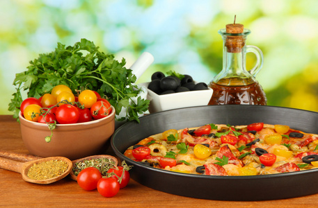 多彩组成的美味的比萨 蔬菜和香料的木制背景特写