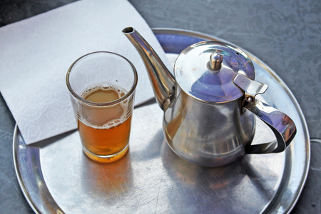摩洛哥薄荷茶和一杯一壶