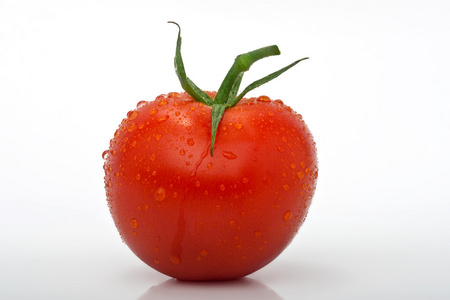 多汁番茄与滴隔离白色背景