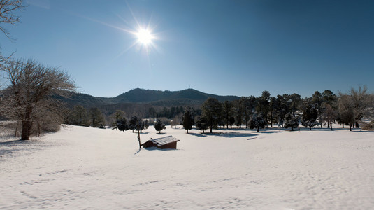 大雪覆盖山风景