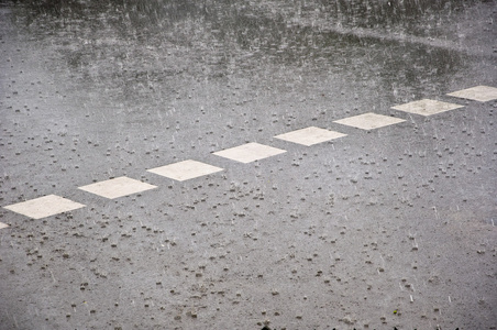 阴雨天气的道路上