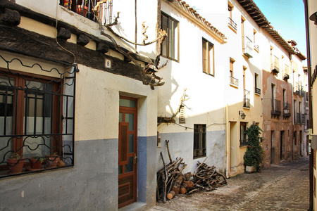 典型的 covarubias 在西班牙小镇的街道