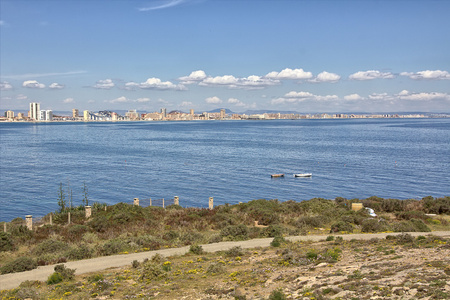 从一个晴朗的天海景大厦海岸