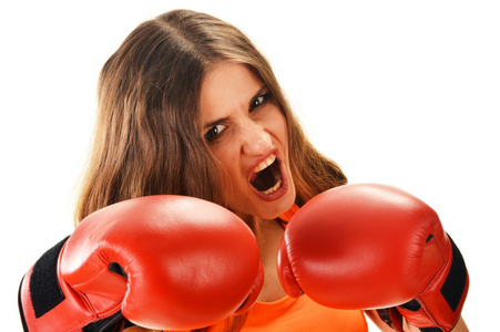 红色拳击手套的年轻女人的肖像