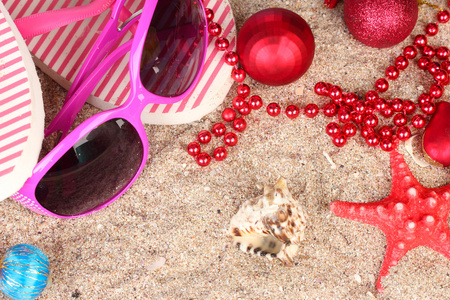 圣诞球，在沙子上，贝壳 andh 海滩配件特写