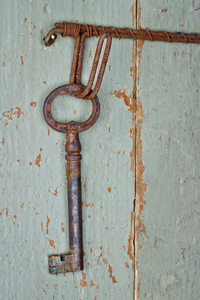 古董钥匙挂在木背景