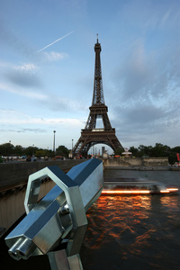 望远镜查看器和在巴黎的埃菲尔铁塔