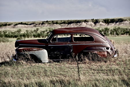 在大草原上的旧车