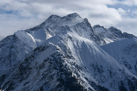 在阿尔卑斯山的雪山峰