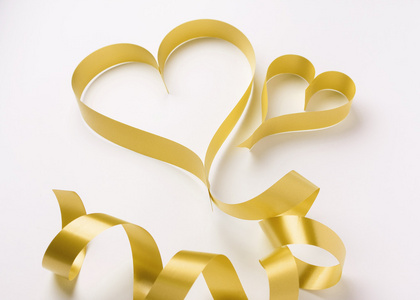 形成两个情人节爱心的黄丝带