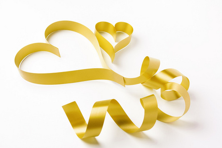 形成两个情人节爱心的黄丝带