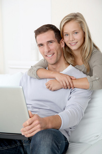 父亲和孩子在家里看互联网