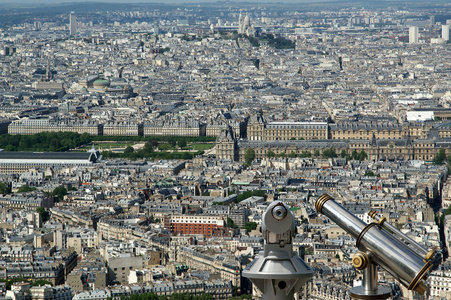望远镜查看器和城市天际线在白天。巴黎法国