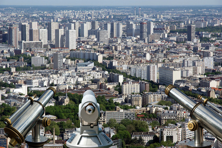 望远镜查看器和城市天际线在白天。巴黎法国