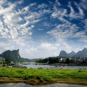 在 ulong 河附近阳朔竹筏