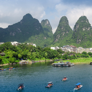 在 ulong 河附近阳朔竹筏