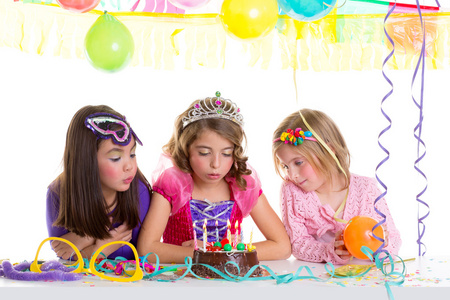 儿童快乐女孩吹的生日派对蛋糕