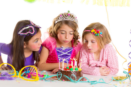 儿童快乐女孩吹的生日派对蛋糕