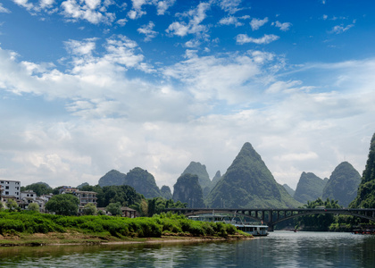 在 ulong 河附近阳朔竹筏