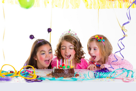 儿童孩子的女孩生日聚会看起来兴奋的巧克力蛋糕