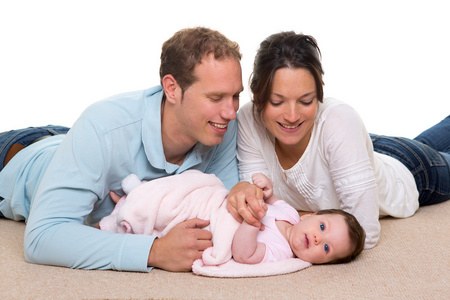 婴儿的母亲和父亲躺在地毯上幸福家庭