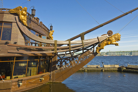 圣彼得斯堡，雕塑在帆船的船上