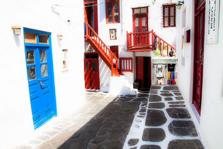 在小镇的米科诺斯，希腊典型窄巷子