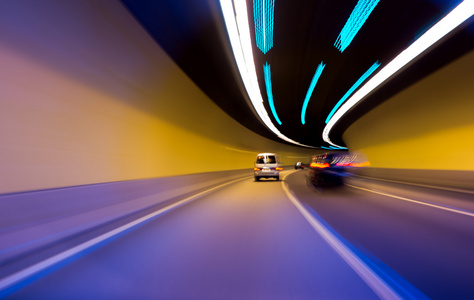 汽车行驶在隧道抽象的视图