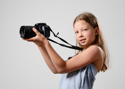 青春期女孩与大相机图片