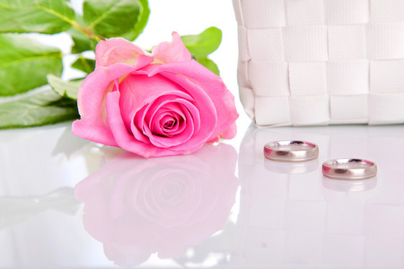结婚戒指和粉红玫瑰