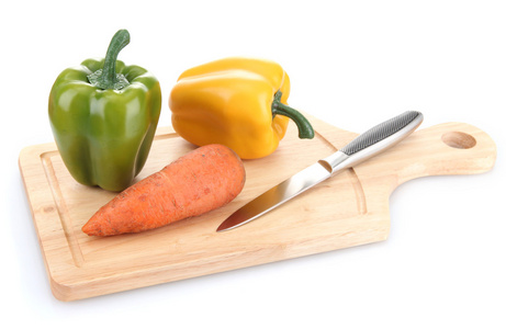 辣椒粉 胡萝卜和孤立在白色的木菜板上的刀