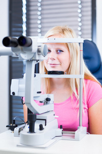 眼科视光学概念   有审查了她眼睛的漂亮 年轻女病人