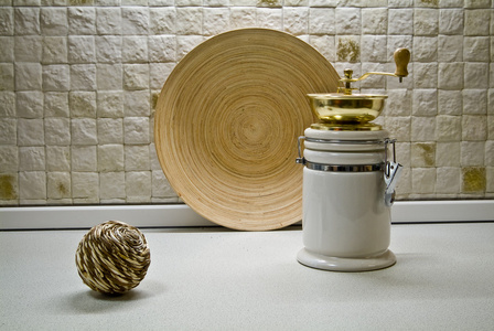 咖啡研磨机与木制板和装饰吸管球