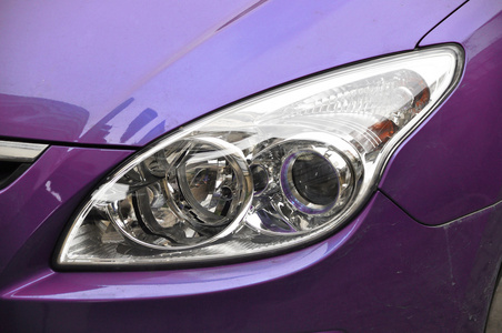 紫色车的前大灯图片