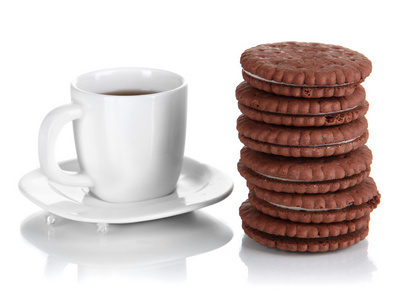 巧克力饼干与奶油层和杯咖啡上白色隔离