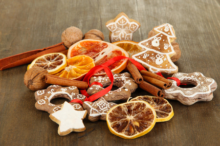 干柑橘类水果 香料和 cookie 木制表特写