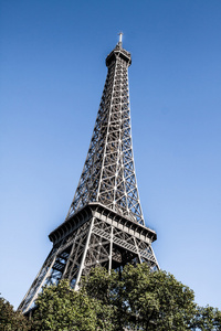埃菲尔铁塔是世界最知名的地标之一