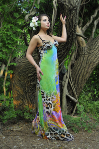 在热带丛林里穿设计师色彩鲜艳的衣服漂亮构成的美丽黑发模型