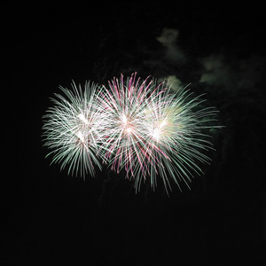 三星级烟花爆炸在夜晚的天空上图片