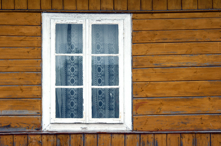在旧的木房子里的窗口