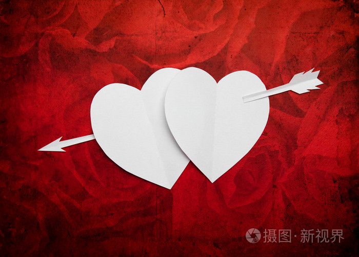 复古两个纸心刺穿了以价箭头符号