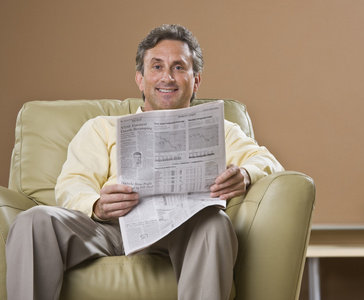 男人读报纸图片