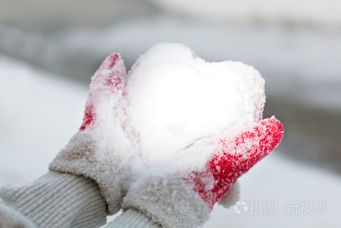 手拿一颗心像雪照片-正版商用图片1b80mn-摄图新视界