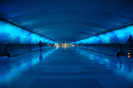 蓝色隧道在晚上