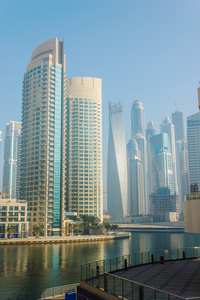 高层建筑和街道在迪拜，阿拉伯联合酋长国