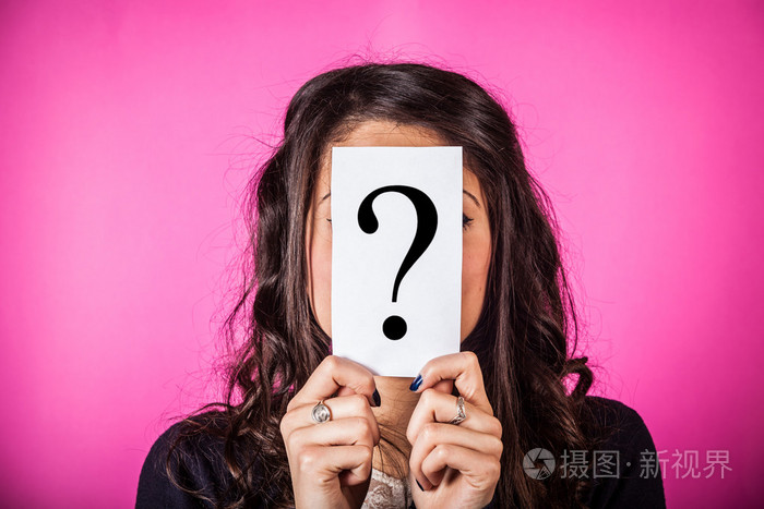 令人怀疑女人控股问号照片-正版商用图片1b8leg-摄图新视界
