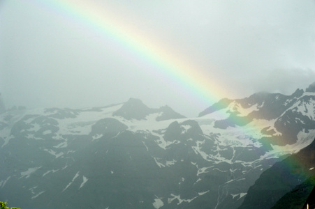 彩虹在瑞士的阿尔卑斯山