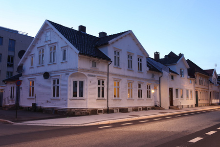 郊区首页克里斯蒂安桑，挪威的泛型白色木制别墅