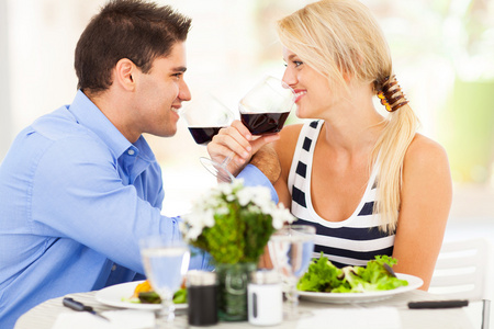爱喝红酒的餐厅中的年轻夫妇